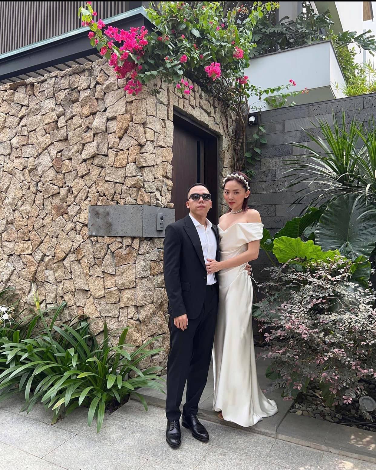 Tóc Tiên diện váy cưới lộng lẫy, tạo dáng bên ông xã Hoàng Touliver nhân kỷ niệm 2 năm ngày cưới.