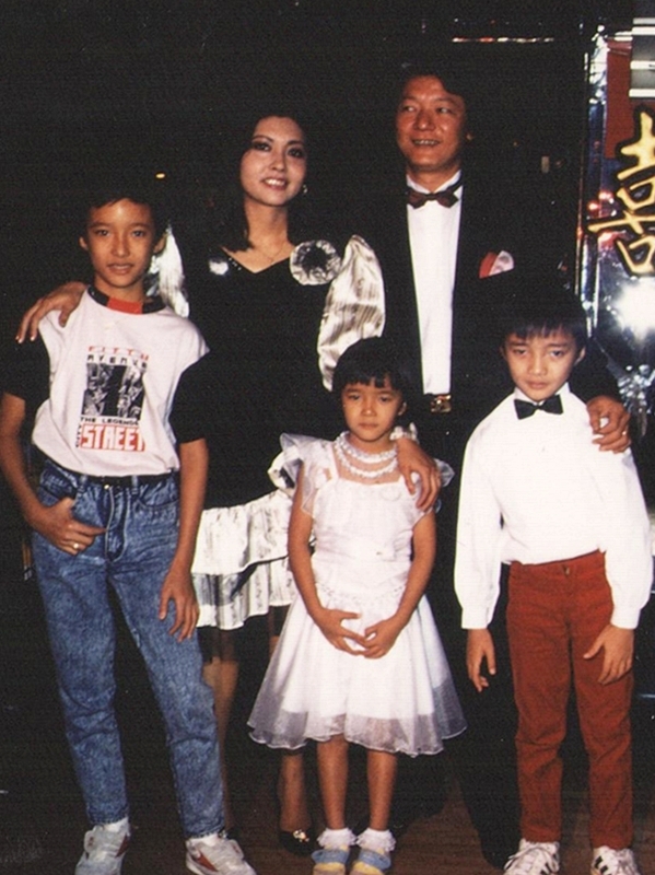 Danh ca Họa Mi chụp cùng người chồng đầu - nghệ sĩ Tấn Quốc và 3 con.