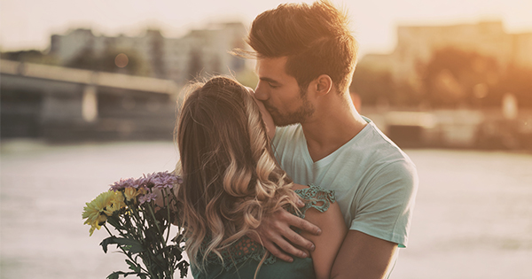 Love bombing là gì? Cách nhận biết và thoát khỏi mối quan hệ love bombing?