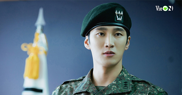 Tài tử "Hậu duệ mặt trời" khoe vẻ điển trai trong lần thứ 3 mặc quân phục