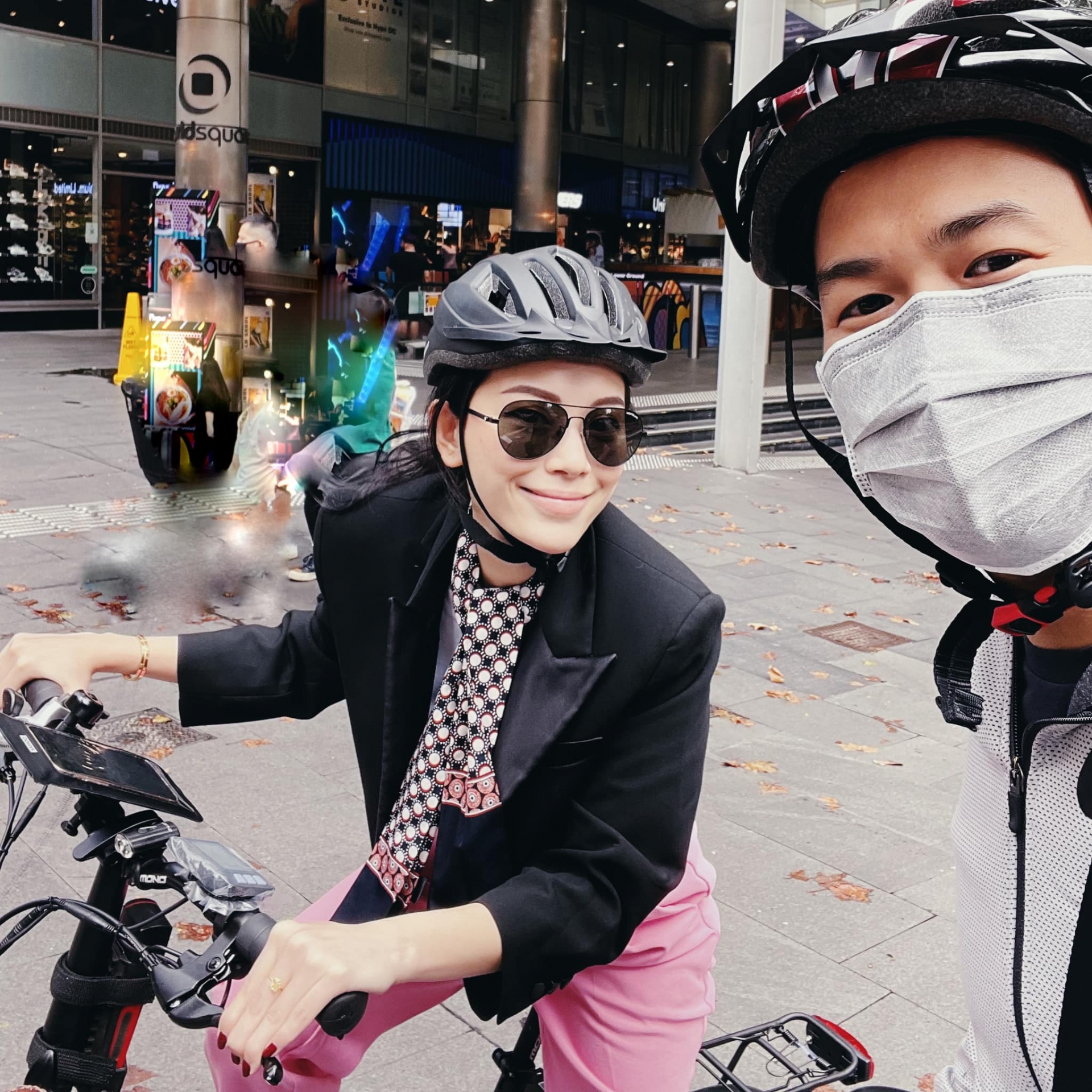 Linh Rin đạp xe dưới mưa lãng mạn như phim Hollywood cùng Phillip Nguyễn sau tin đồn kết hôn - Ảnh 2