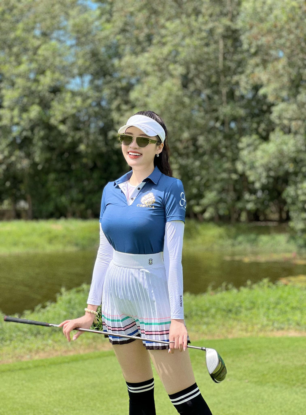 Hôm qua sao làm gì (21/3): Hoa hậu Phan Hoàng Thu chơi golf 3 năm chưa quen đại gia nào - Ảnh 1