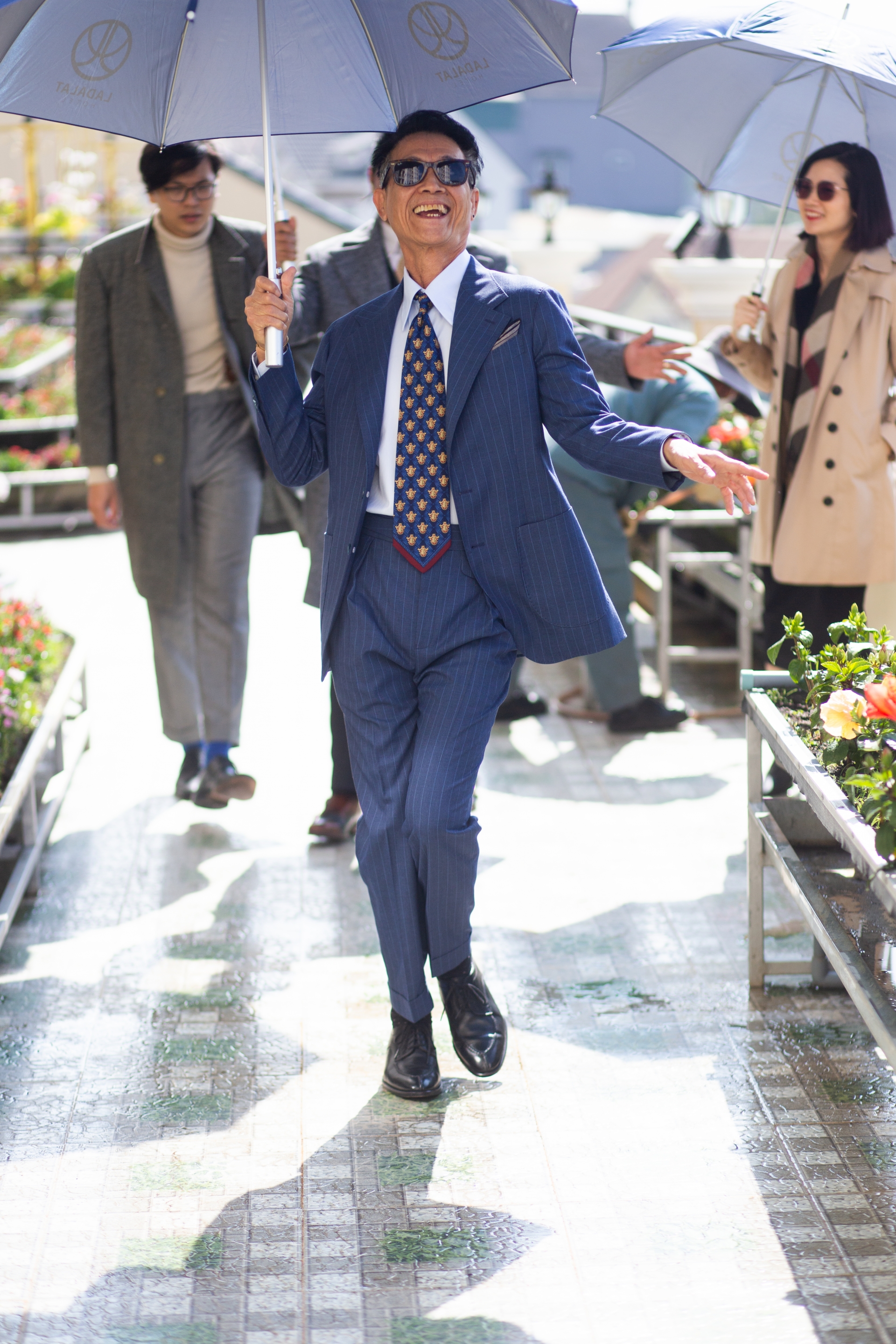 “Ông chú Polo” đóng MV của Binz khoe gu thời trang cực chất ở tuổi U70 - Ảnh 2