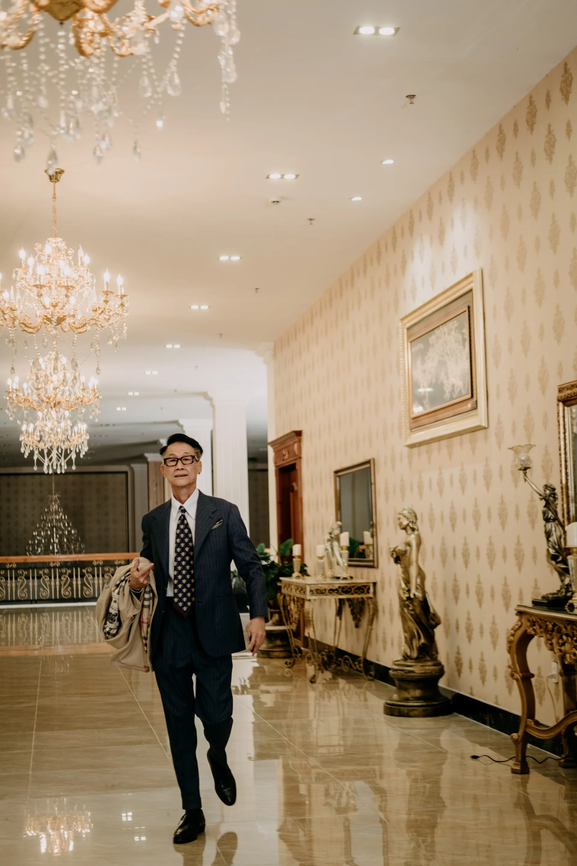 “Ông chú Polo” đóng MV của Binz khoe gu thời trang cực chất ở tuổi U70 - Ảnh 6