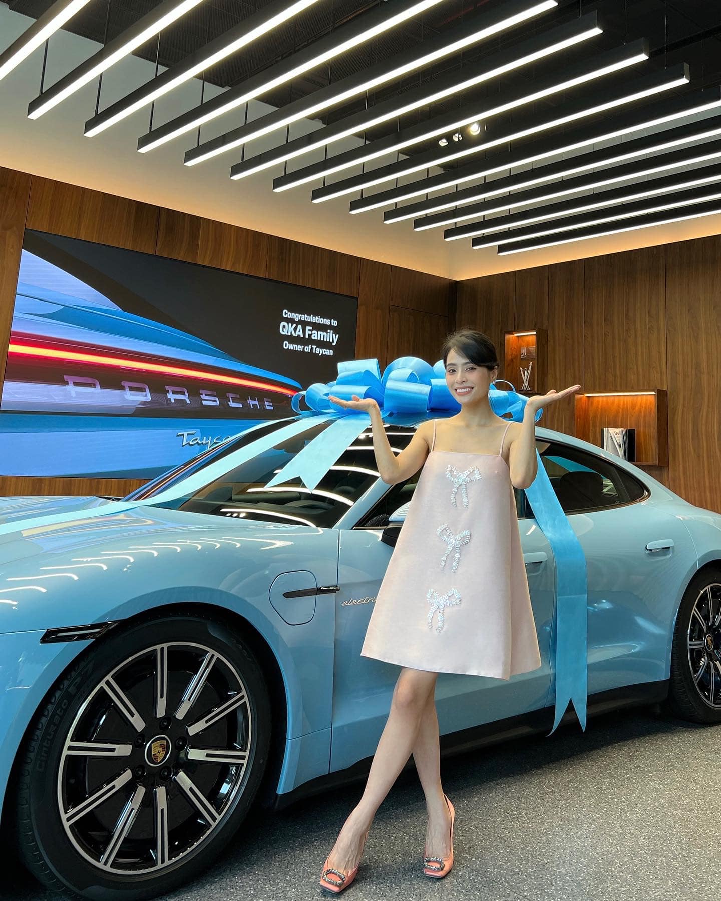 Vợ chồng ca nương Kiều Anh tậu xe hơi Porsche Taycan gần 6 tỷ đồng.