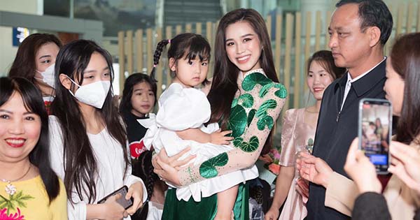 Đỗ Thị Hà diện áo dài rau má về quê "báo công" Top 13 Miss World 2021