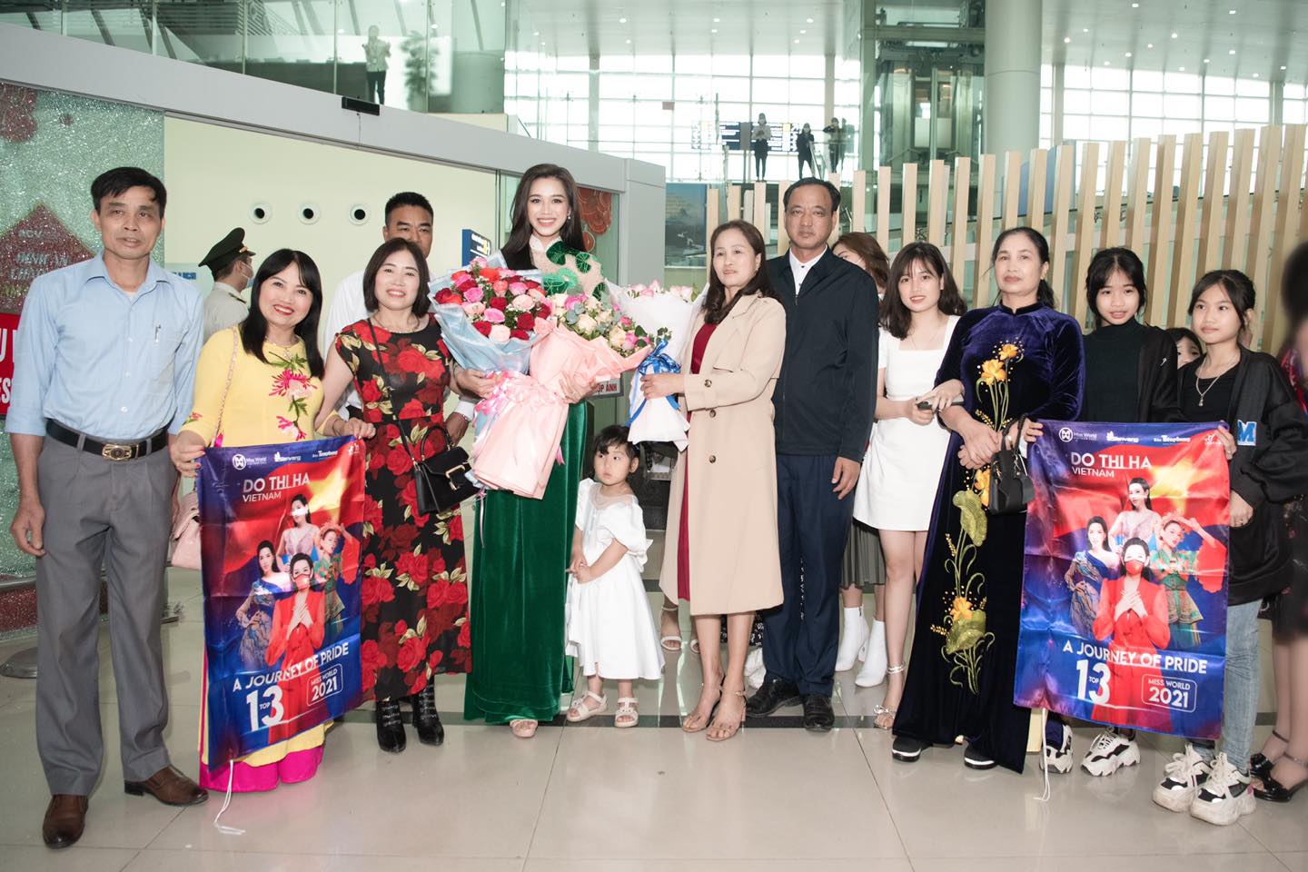 Đỗ Thị Hà diện áo dài rau má về quê 'báo công' Top 13 Miss World 2021 - Ảnh 4