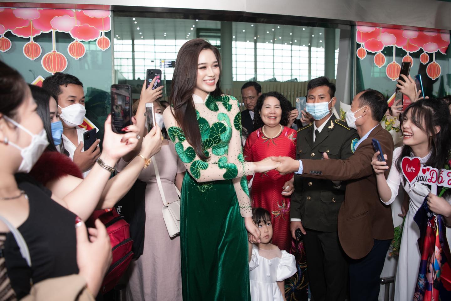Đỗ Thị Hà diện áo dài rau má về quê 'báo công' Top 13 Miss World 2021 - Ảnh 2
