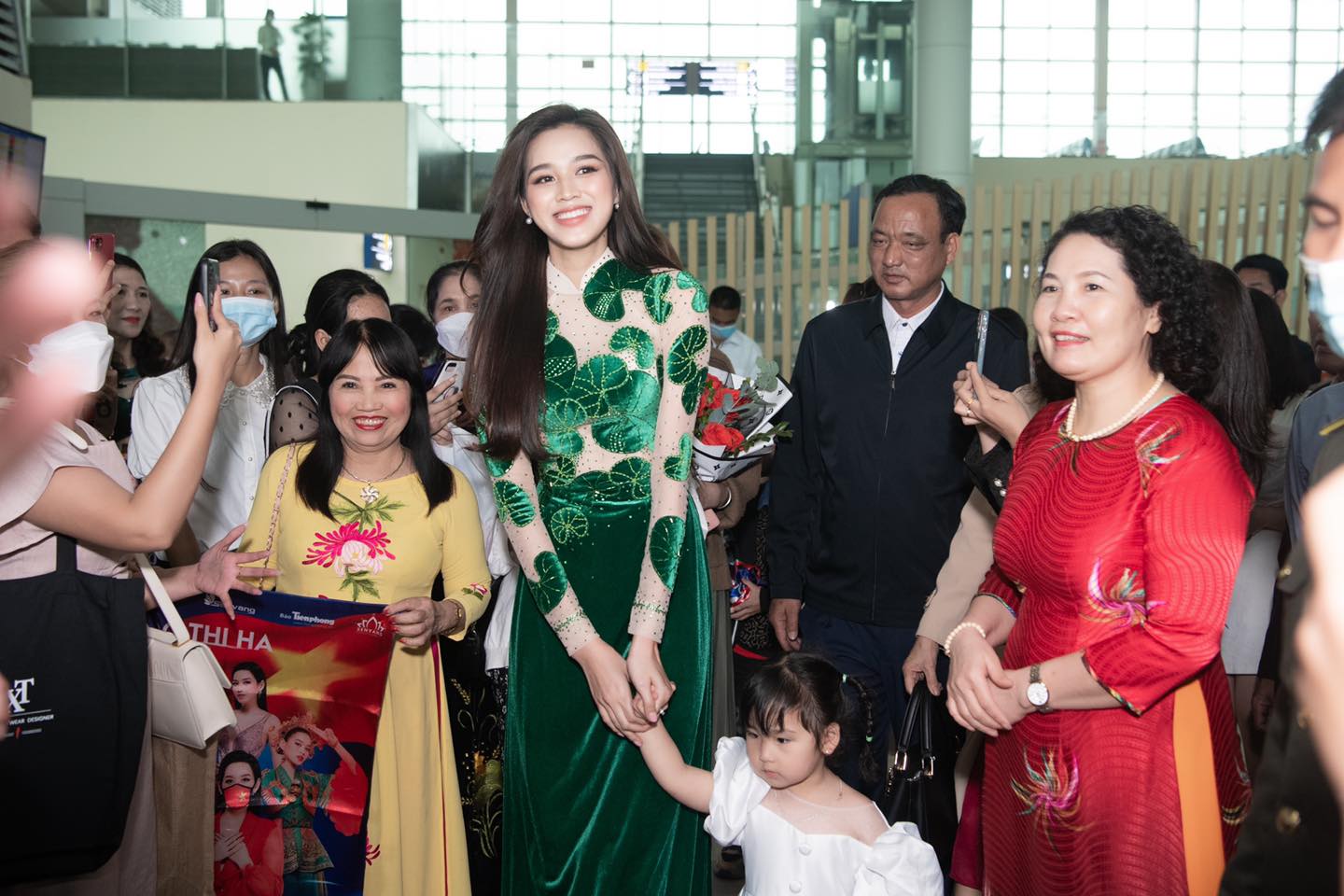 Đỗ Thị Hà diện áo dài rau má về quê 'báo công' Top 13 Miss World 2021 - Ảnh 1