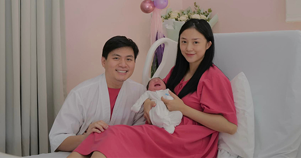 Hôm qua sao làm gì (4/4): Salim và chồng thiếu gia đón con gái đầu lòng