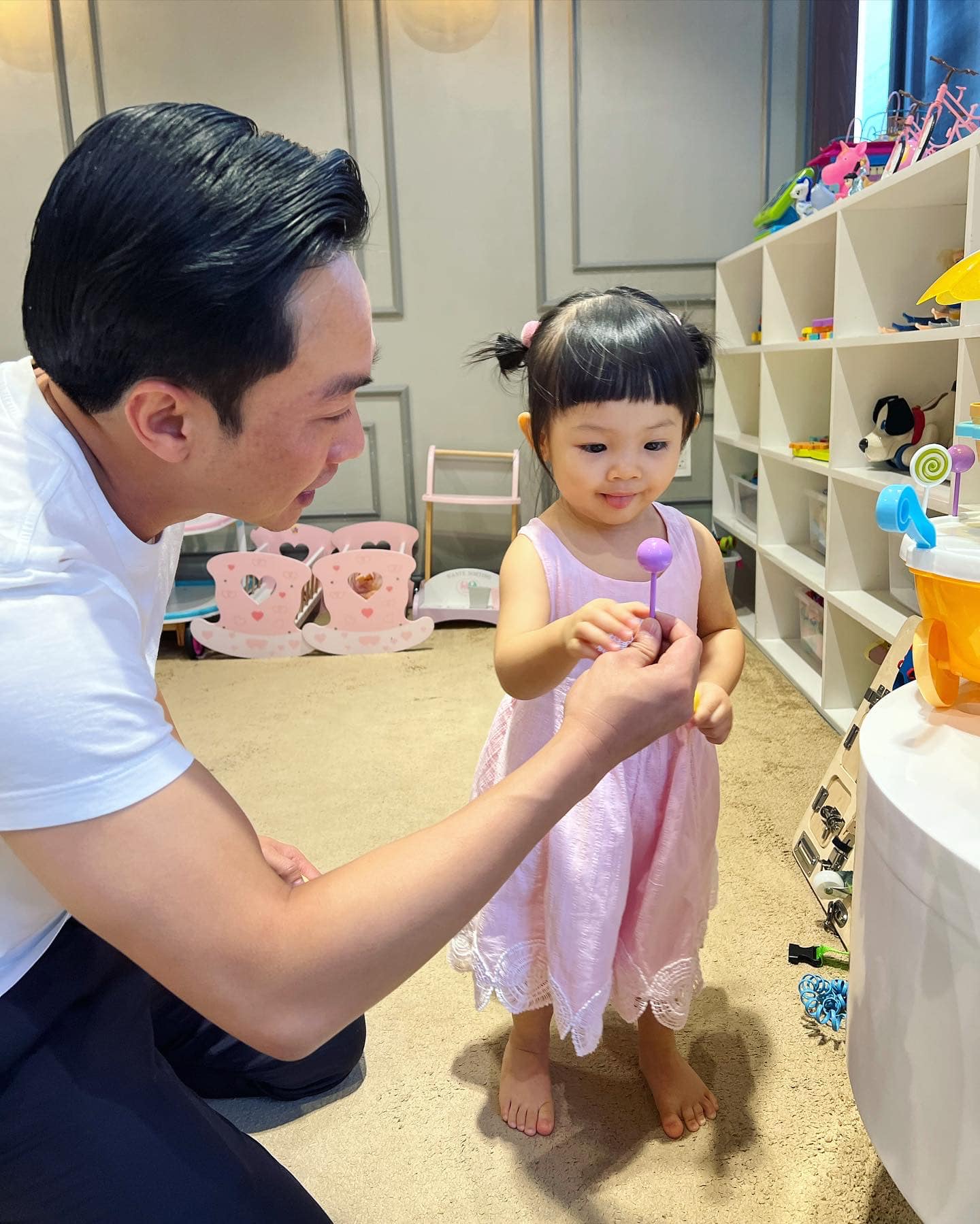 Đàm Thu Trang lên đồ sành điệu cho con gái, tiết lộ tính cách chuẩn 'tiểu thư nhà giàu' của bé - Ảnh 6