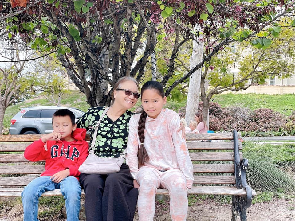 Diệu Hương đưa mẹ và các con đi chơi, tận hưởng mùa xuân bên Mỹ.