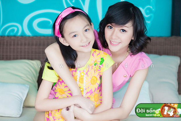 Bảo Trang chụp ảnh cùng chị gái Băng Di khi mới học lớp 6 (Ảnh: Kenh14).