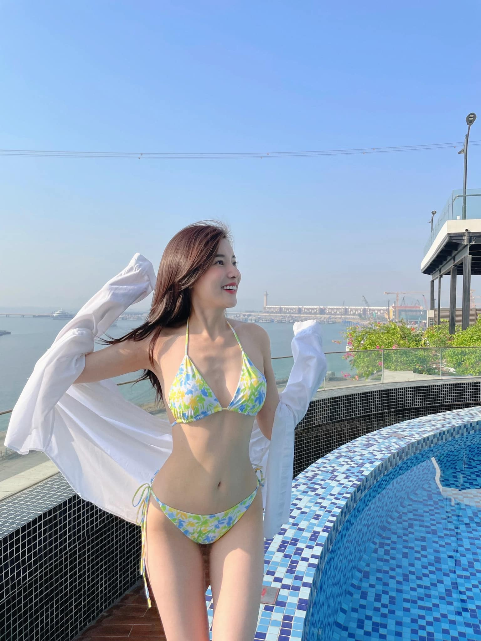 Cao Thái Hà diện bikini khoe thân hình nuột nà, quyến rũ ở tuổi 32.