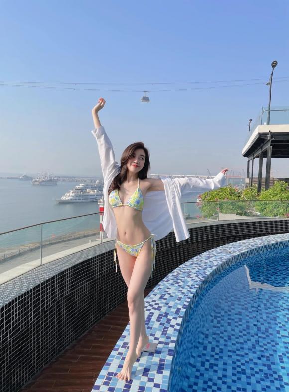 Cao Thái Hà diện bikini khoe thân hình siêu mỏng, eo nhỏ xíu - Ảnh 1