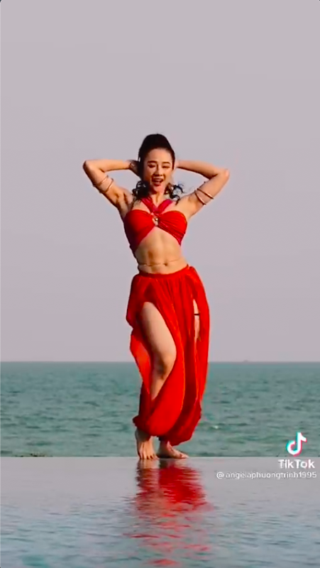 Angela Phương Trinh đăng clip múa bụng bốc lửa trên TikTok, lộ rõ cơ bụng 6 múi săn chắc - Ảnh 1