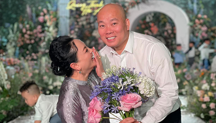 Cuộc sống ngập trong ngôn tình của cô giáo Văn Thùy Dương sau khi tái hôn và làm mẹ ở tuổi 50