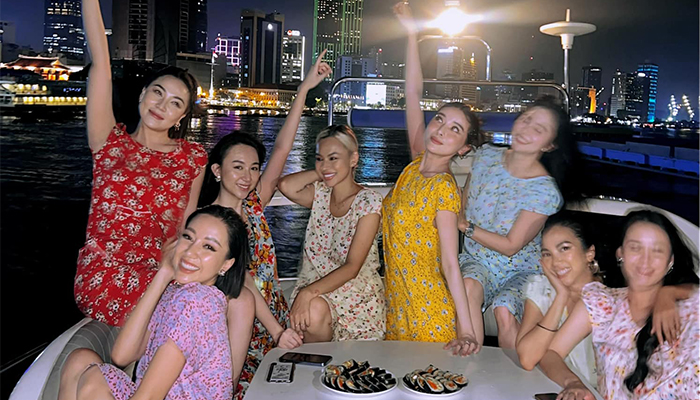 Hôm qua sao làm gì (21/4): Hội bạn thân Cao Thái Hà diện đồ bộ hoa lá, ăn sinh nhật trên du thuyền