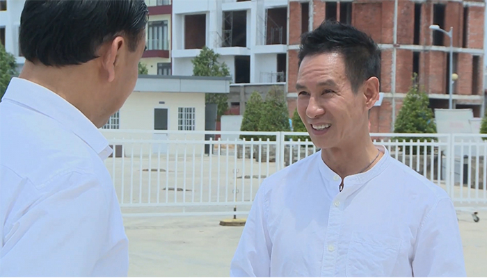 Lý Hải 8 tuổi đã đi bán hàng rong, nhà nghèo nhất lớp, bị gọi là Hải “tivi" vì chuyên mặc quần vá