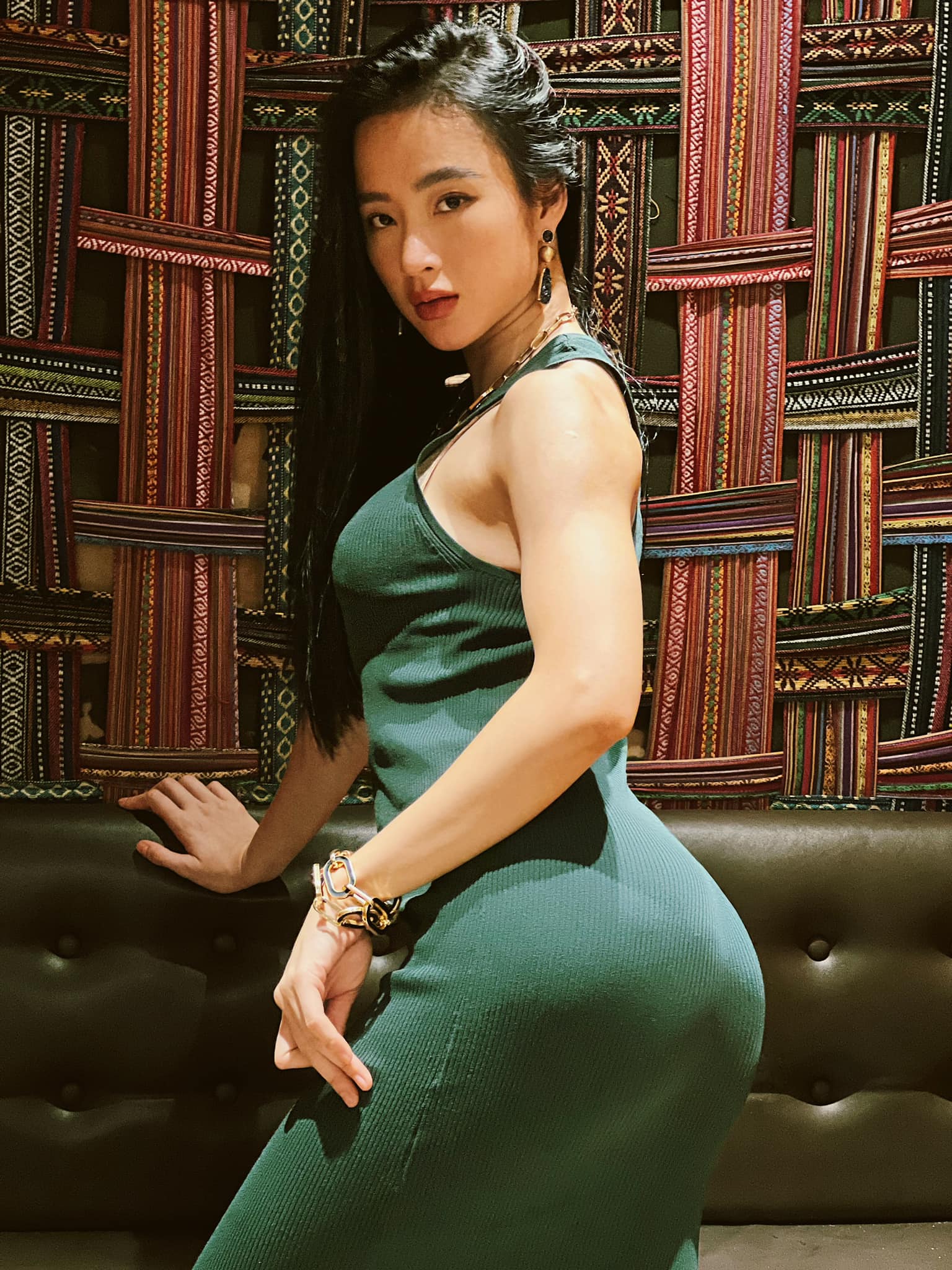 Angela Phương Trinh khoe vòng 3 nóng bỏng không kém Kim Kardashian.