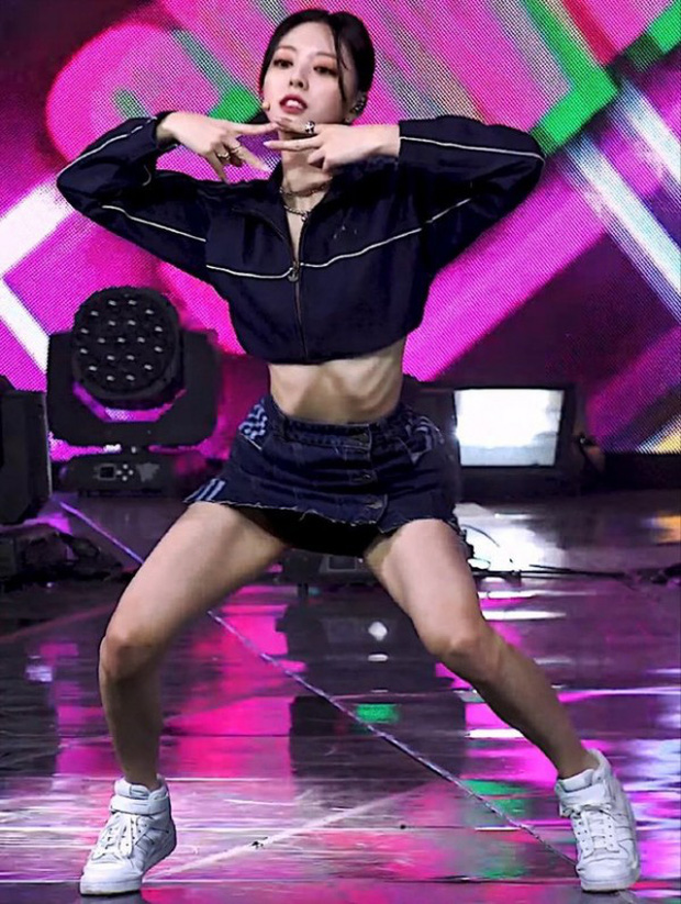 Idol Hàn Yuna (ITZY) lộ vòng eo lồi xương sườn trên sân khấu - Ảnh 5