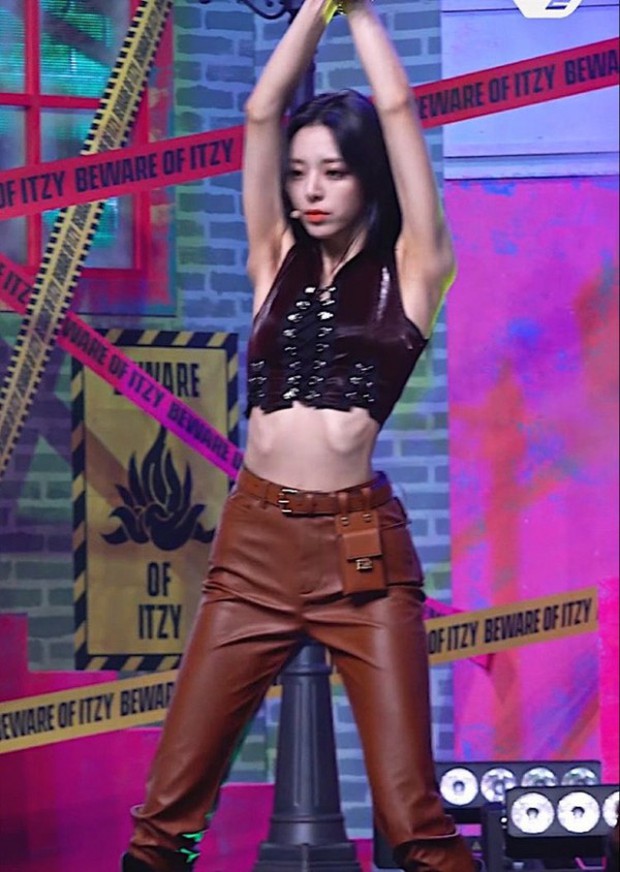 Idol Hàn Yuna (ITZY) lộ vòng eo lồi xương sườn trên sân khấu - Ảnh 4