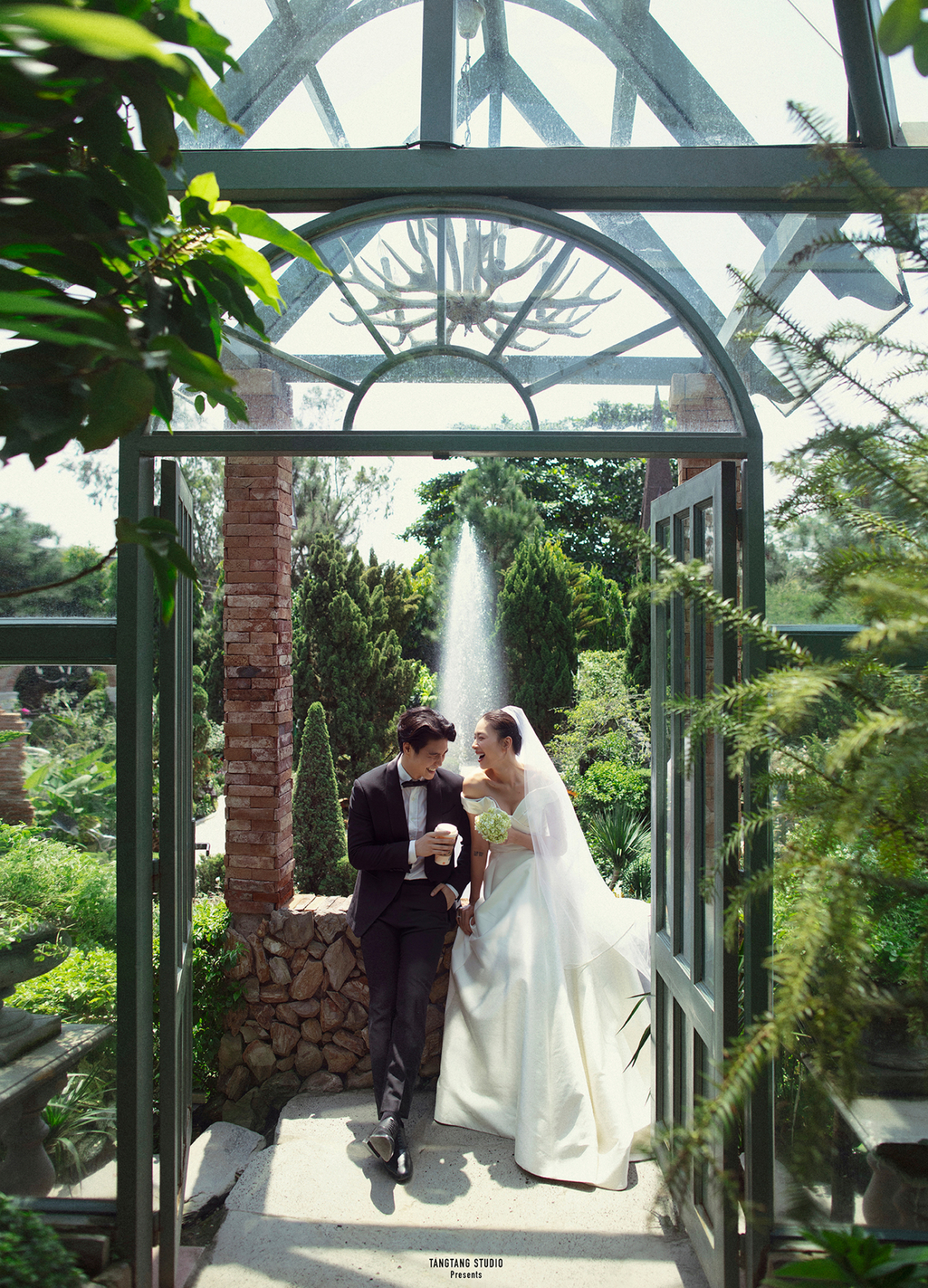Ngắm trọn bộ ảnh cưới đẹp như cổ tích của Ngô Thanh Vân - Huy Trần - Ảnh 1