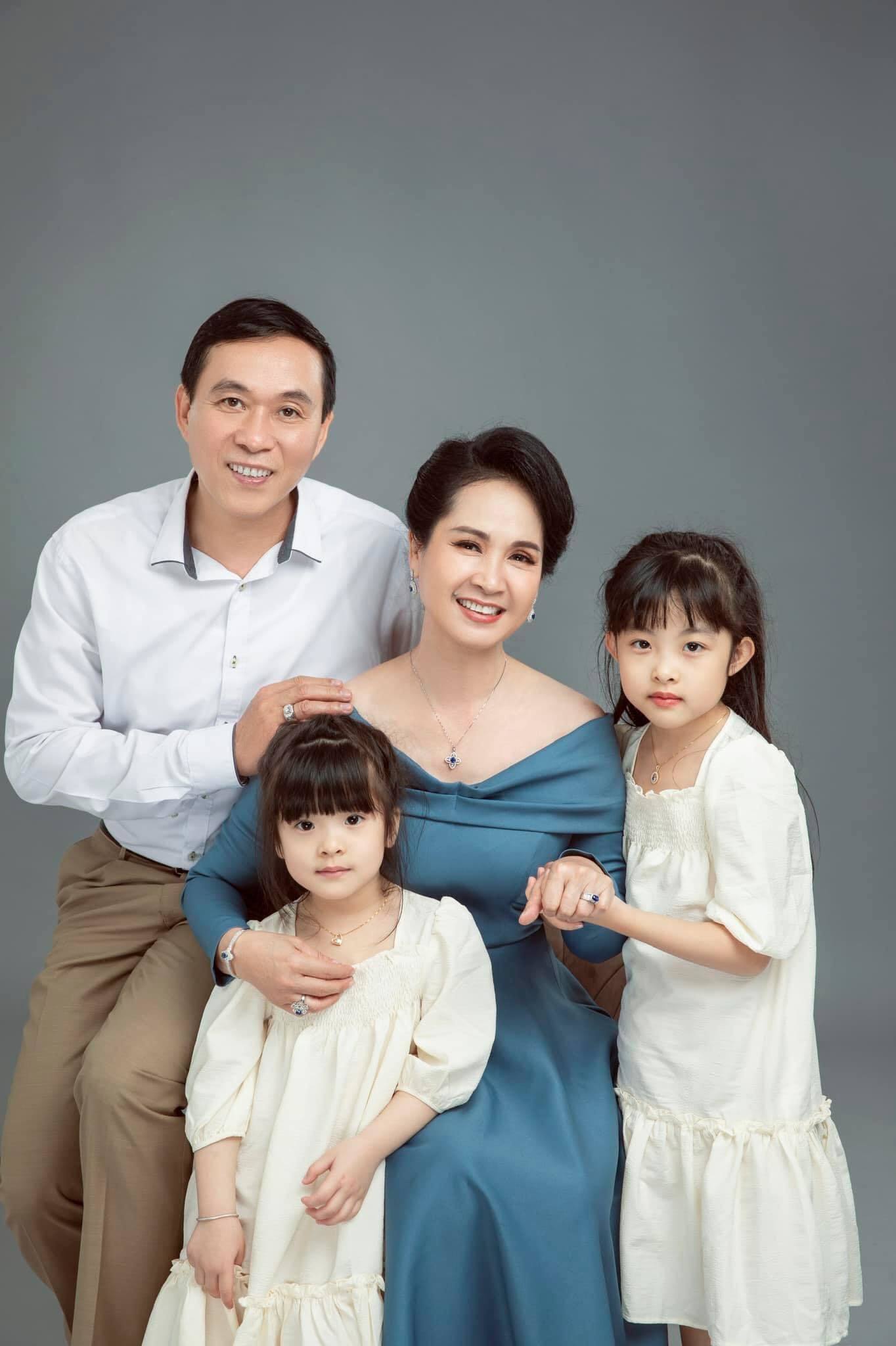Vợ chồng NSND Lan Hương bên hai cháu nội.