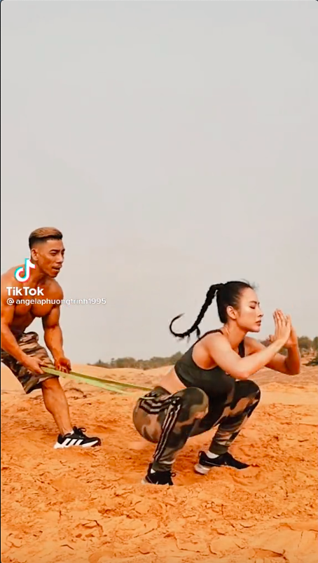 Angela Phương Trinh khoe thân hình lực sĩ 'rực lửa' trên đồi cát trước mặt Phạm Văn Mách - Ảnh 2