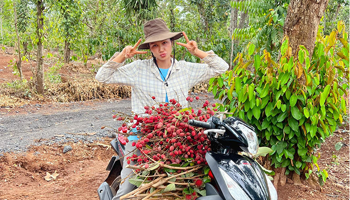 Không thể trở về TP.HCM sau dịp lễ, H'Hen Niê quyết định làm nông dân ở quê