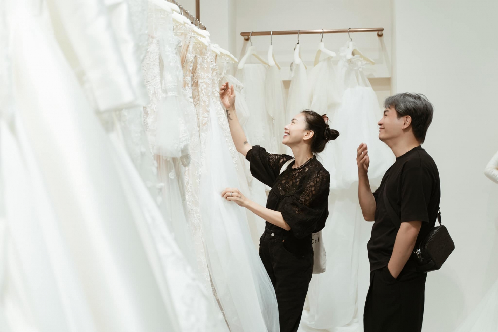 Ngô Thanh Vân và NTK Nam Trung lựa chọn váy cưới tỉ mỉ.