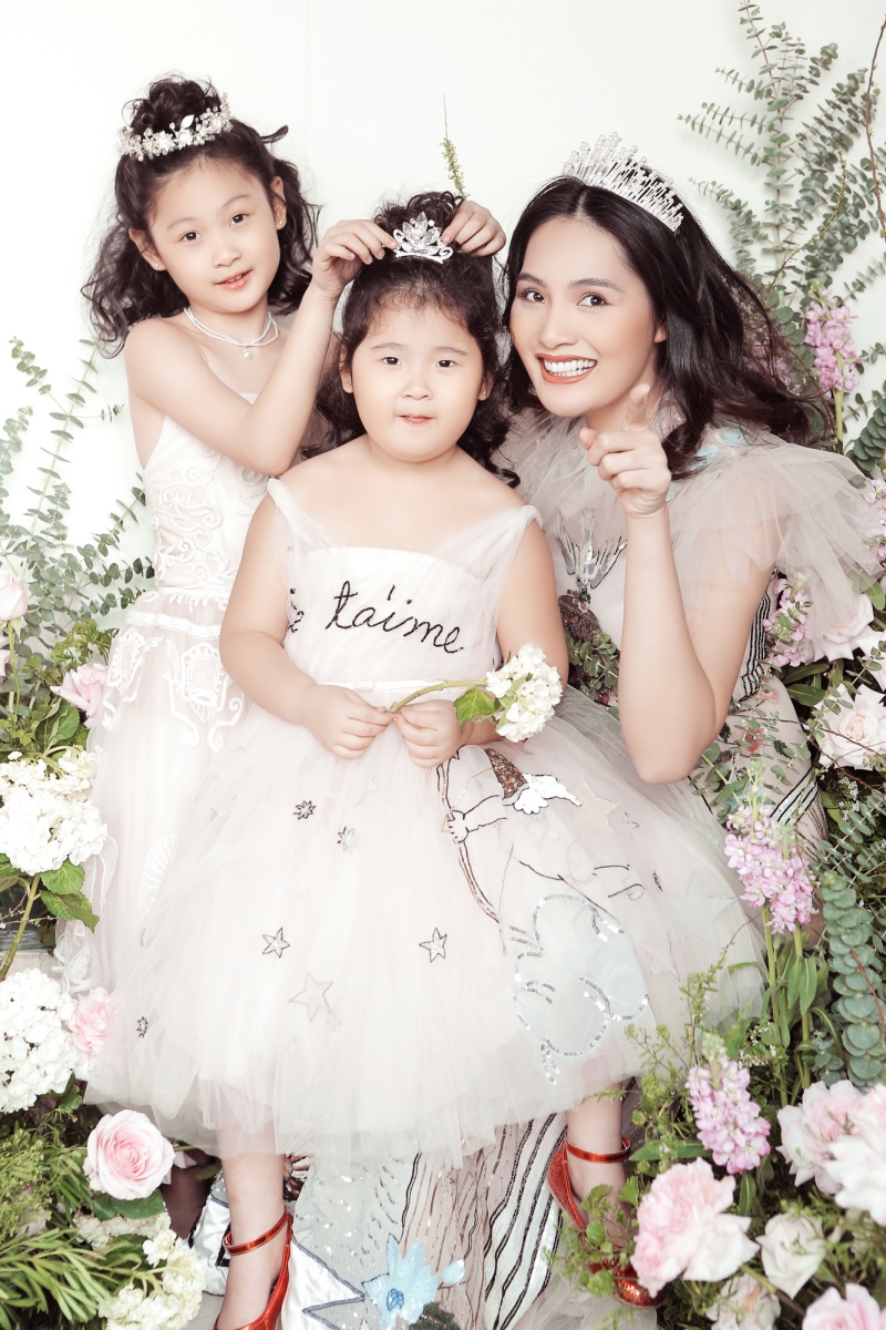 Hoa hậu Hương Giang và hai con gái.
