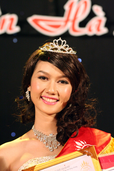 Hương Giang sở hữu đôi mắt to, gương mặt bầu bĩnh thời đăng quang Hoa khôi Sinh viên 2009.