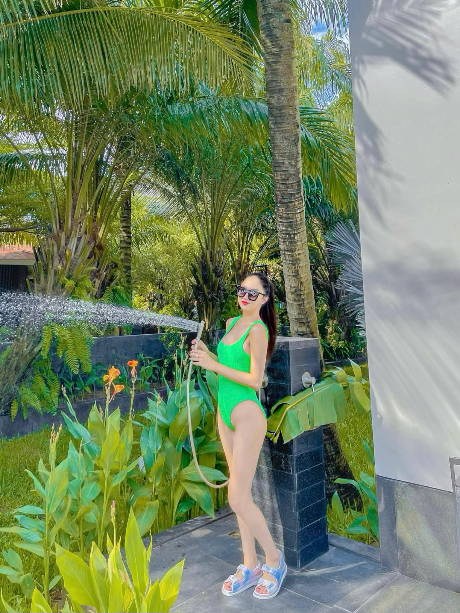 Hoa hậu Hương Giang diện bikini xẻ cao, netizen tranh cãi: 'Phản cảm'.