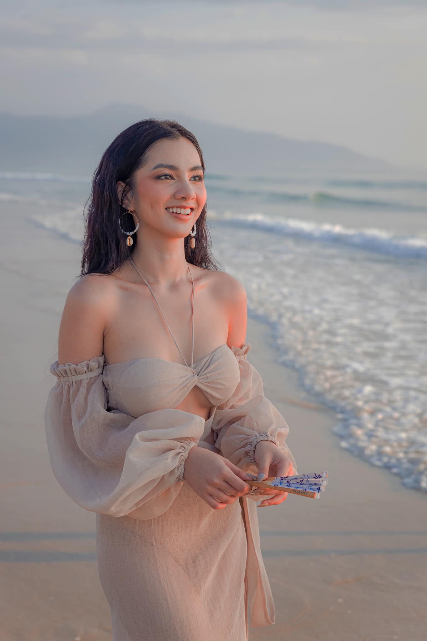 Cẩm Đan diện đầm cắt xẻ, đẹp như nữ thần trên bãi biển - Ảnh 1