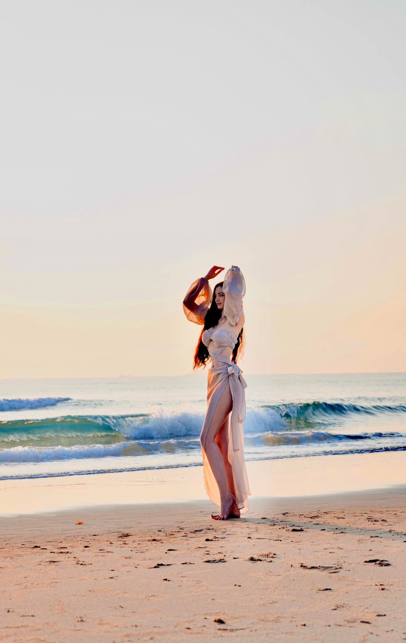 Cẩm Đan diện đầm cắt xẻ, đẹp như nữ thần trên bãi biển - Ảnh 3