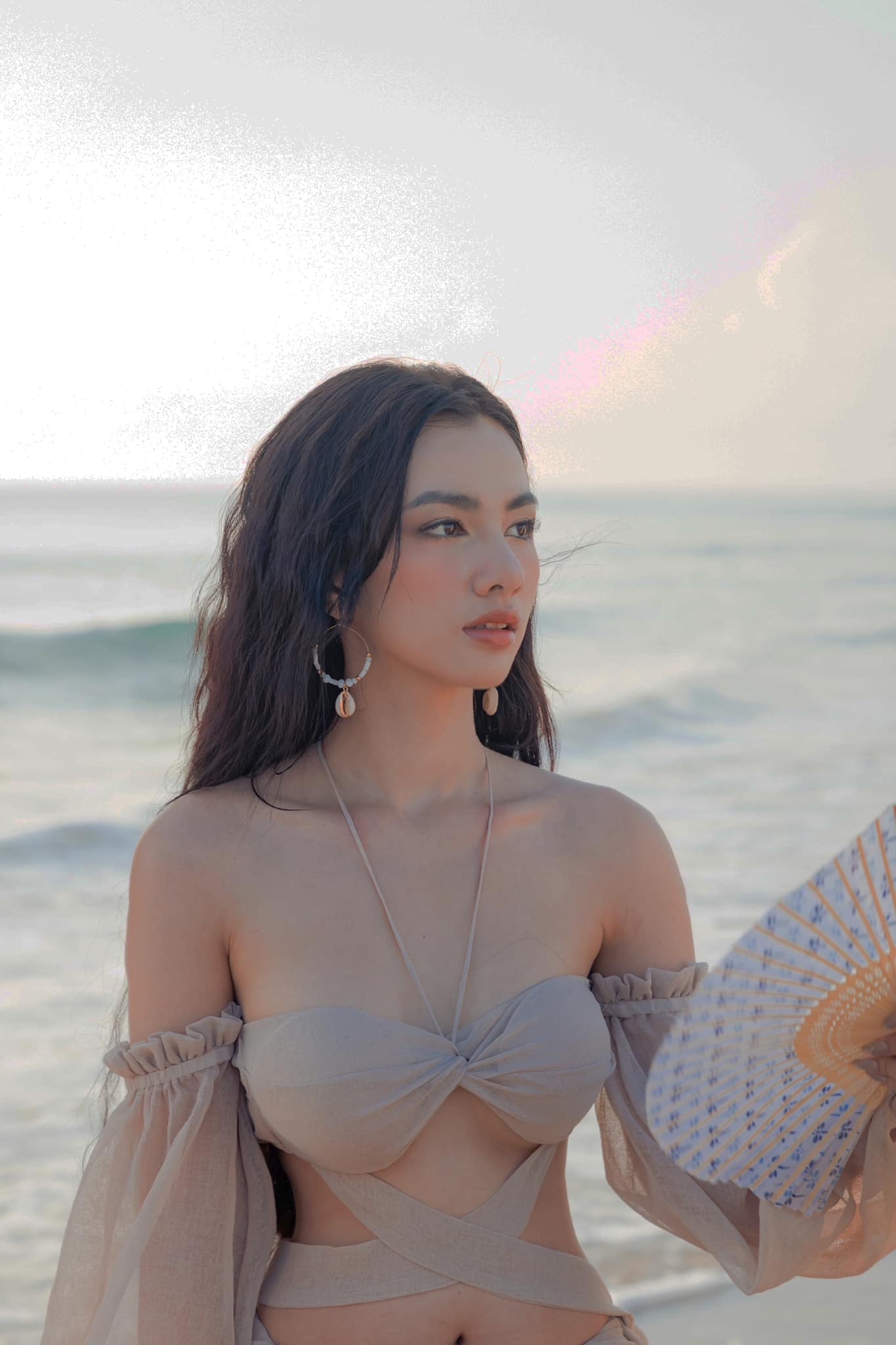 Cẩm Đan diện đầm cắt xẻ, đẹp như nữ thần trên bãi biển - Ảnh 4