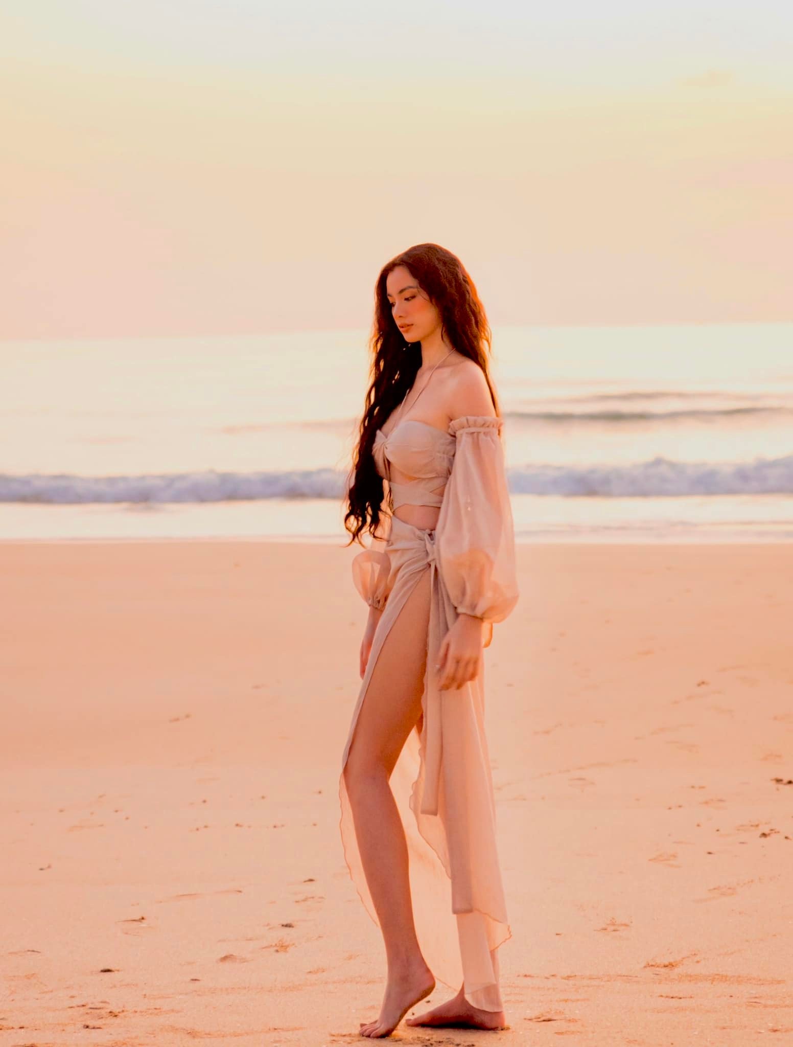 Cẩm Đan diện đầm cắt xẻ, đẹp như nữ thần trên bãi biển - Ảnh 5