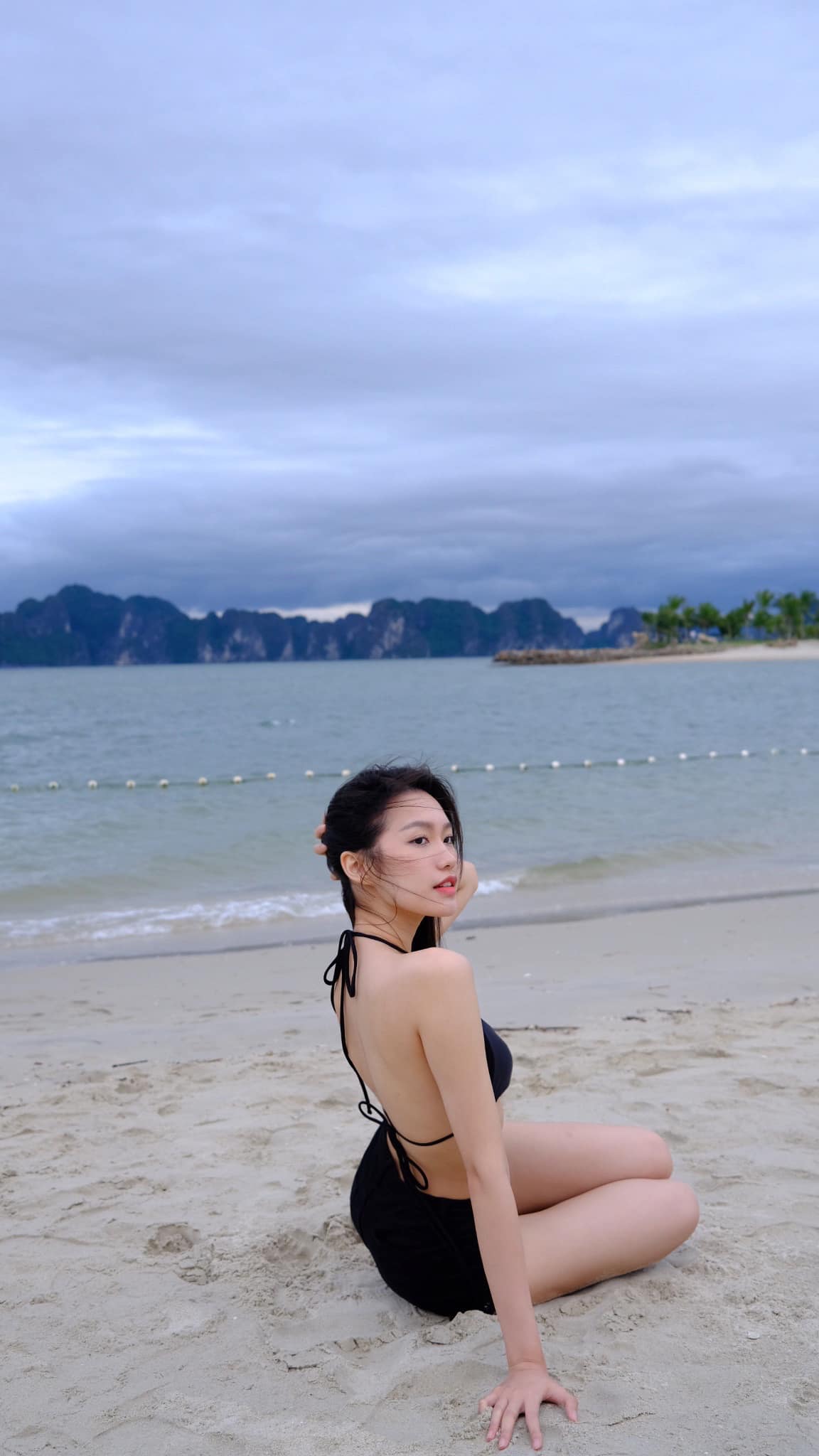 Bạn gái Đoàn Văn Hậu diện áo tắm, khoe eo 55 cm trên bãi biển - Ảnh 3