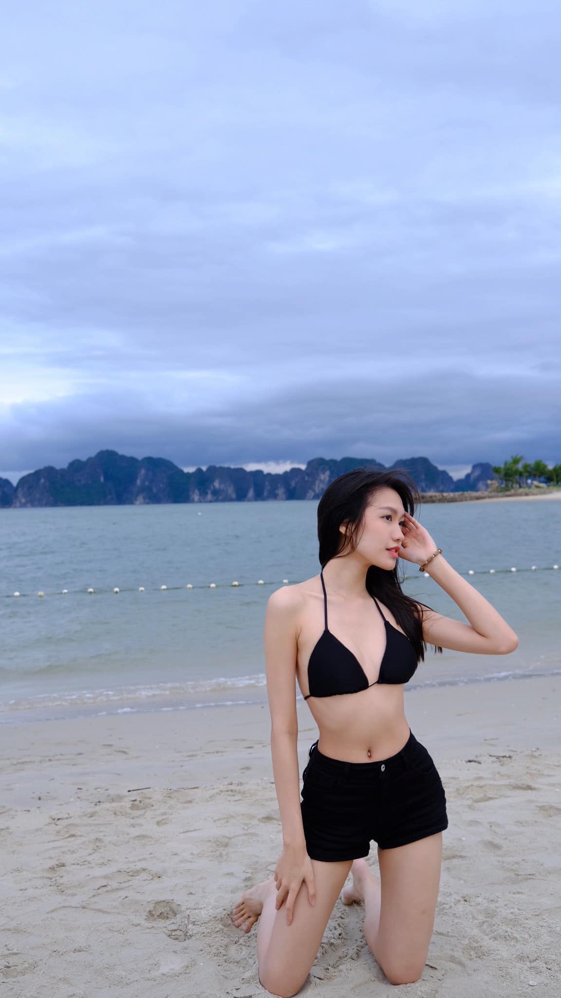 Bạn gái Đoàn Văn Hậu diện áo tắm, khoe eo 55 cm trên bãi biển - Ảnh 1