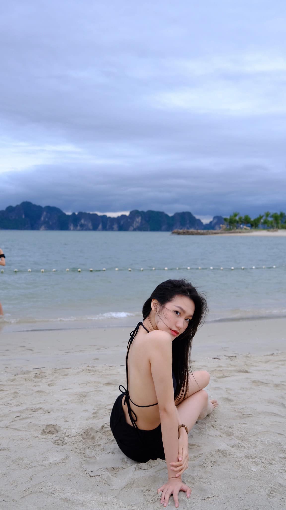 Bạn gái Đoàn Văn Hậu diện áo tắm, khoe eo 55 cm trên bãi biển - Ảnh 5