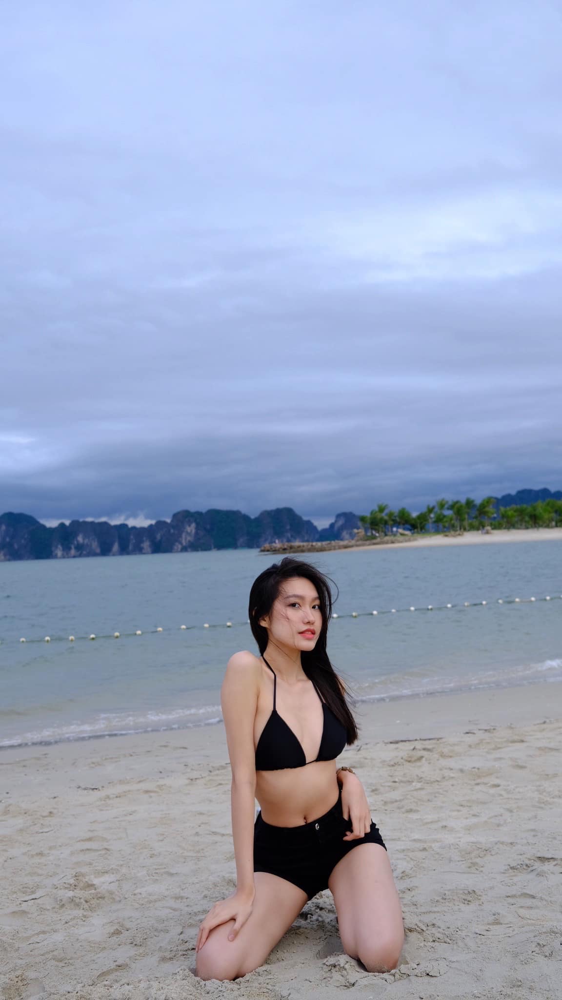 Bạn gái Đoàn Văn Hậu diện áo tắm, khoe eo 55 cm trên bãi biển - Ảnh 4