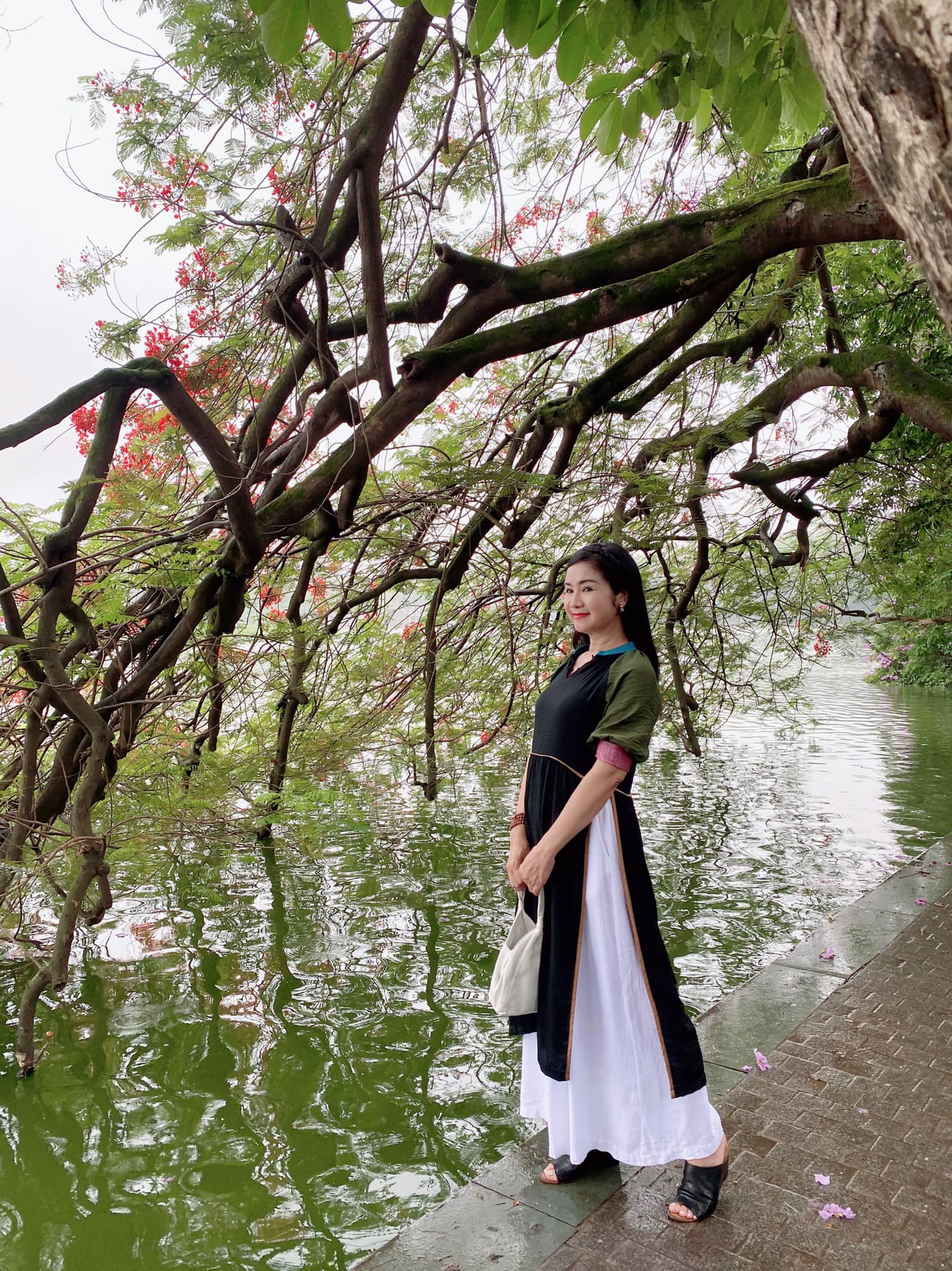 NSND Thu Hà mặc áo dài dạo Bờ Hồ giữa mùa đông tháng 5, nhan sắc nền nã tuổi 53 - Ảnh 3