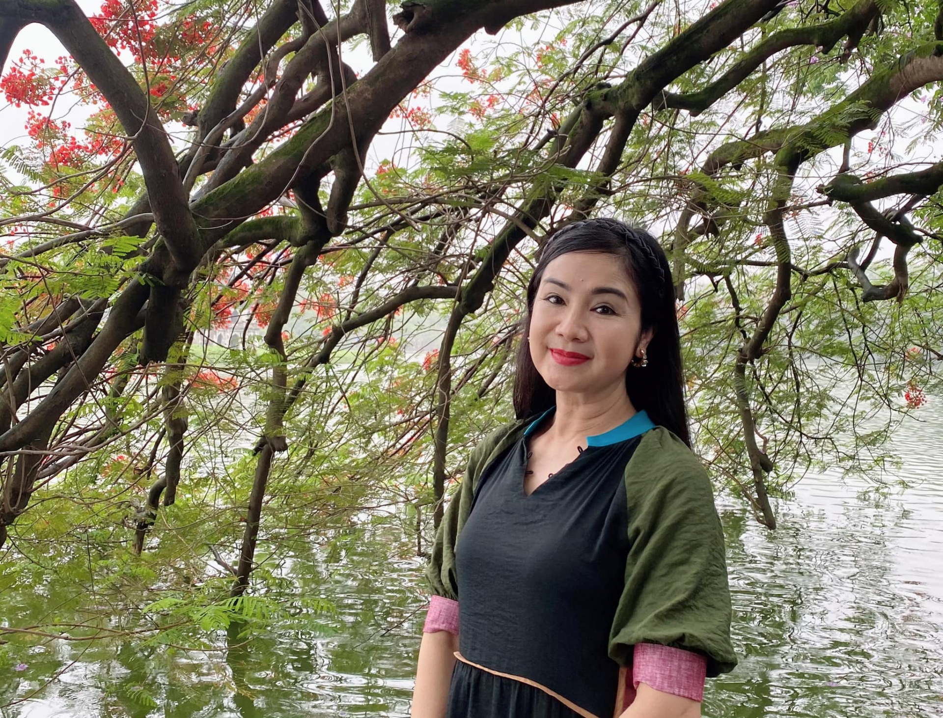 NSND Thu Hà mặc áo dài dạo Bờ Hồ giữa mùa đông tháng 5, nhan sắc nền nã tuổi 53 - Ảnh 2