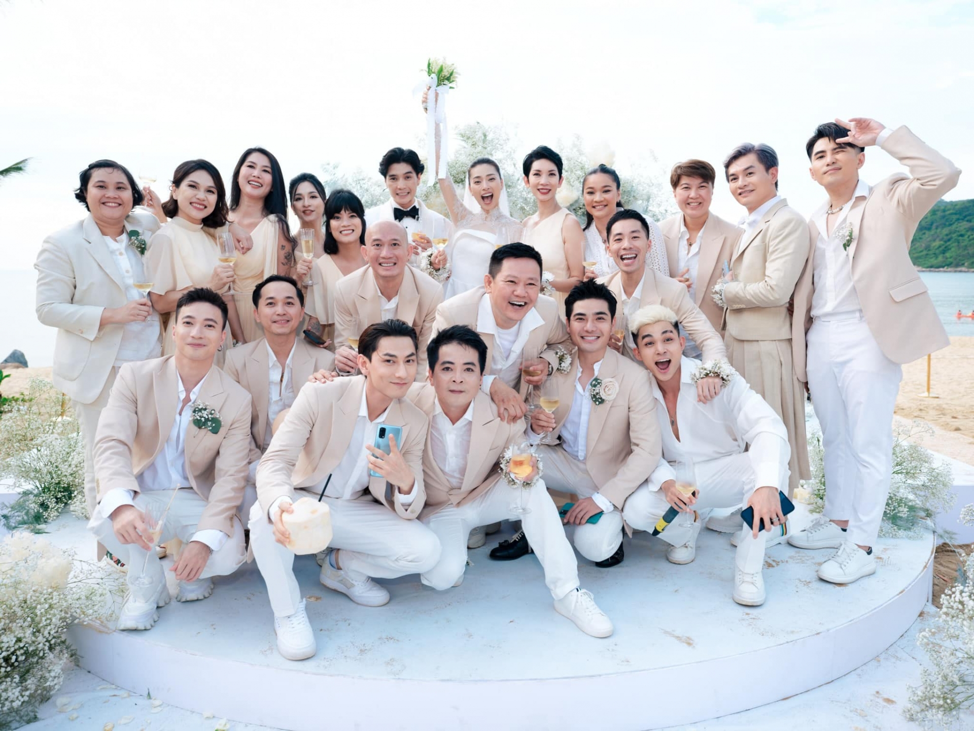 Hôm qua sao làm gì (17/5) - Ảnh 11