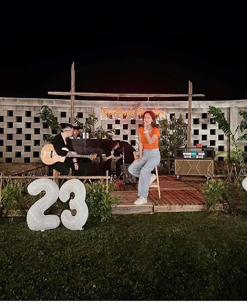 Nhã Phương đón sinh nhật tuổi 32 cùng hội bạn thân ở nhà vườn tiền tỷ - Ảnh 1