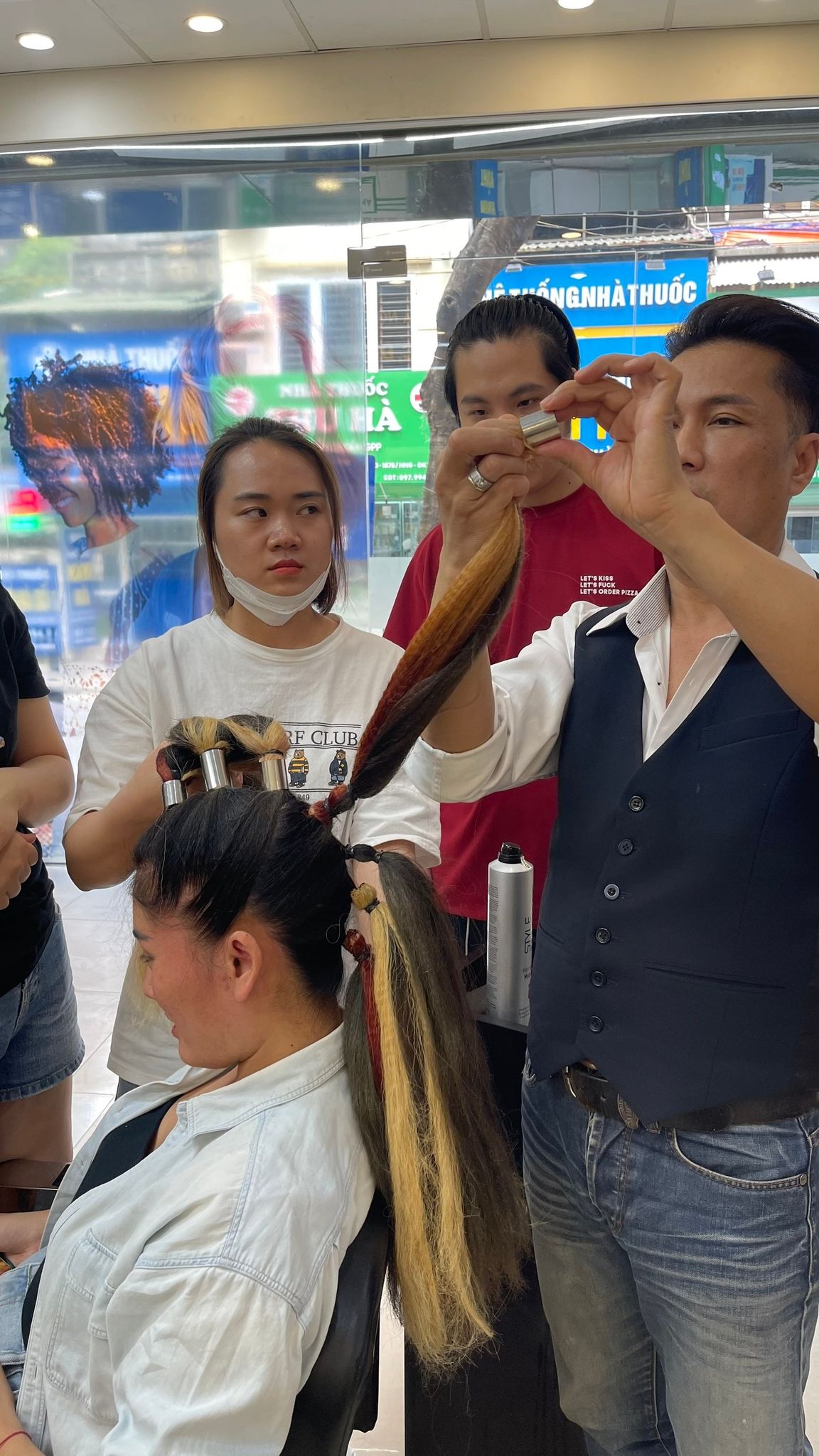 Điều ít biết đằng sau mái tóc “cực chiến” của Minh Cúc 