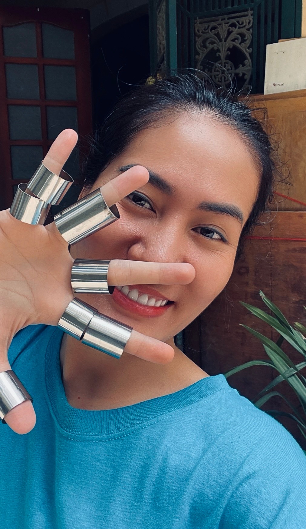 Điều ít biết đằng sau mái tóc “cực chiến” của Minh Cúc 