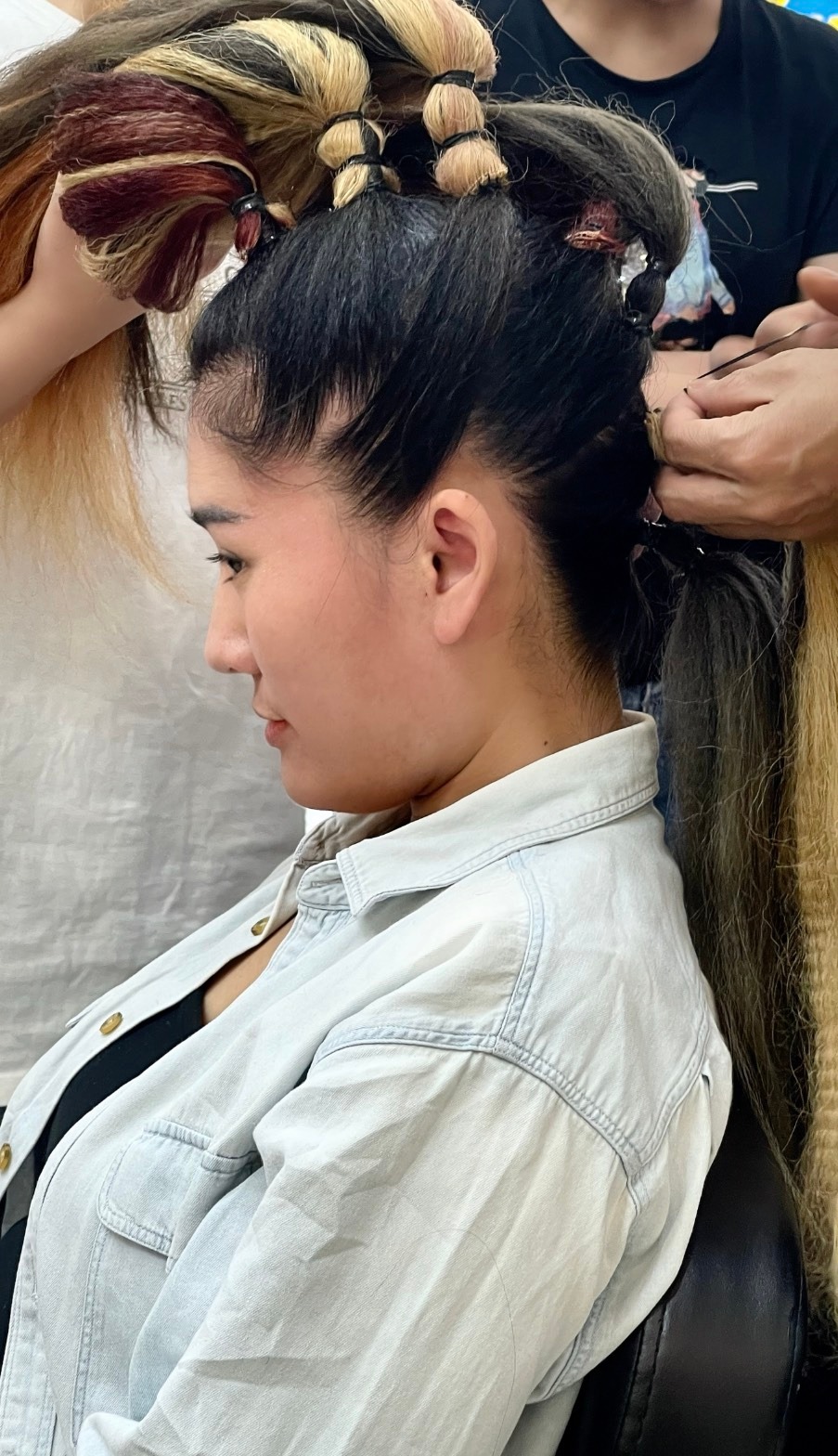 Điều ít biết đằng sau mái tóc “cực chiến” của Minh Cúc 