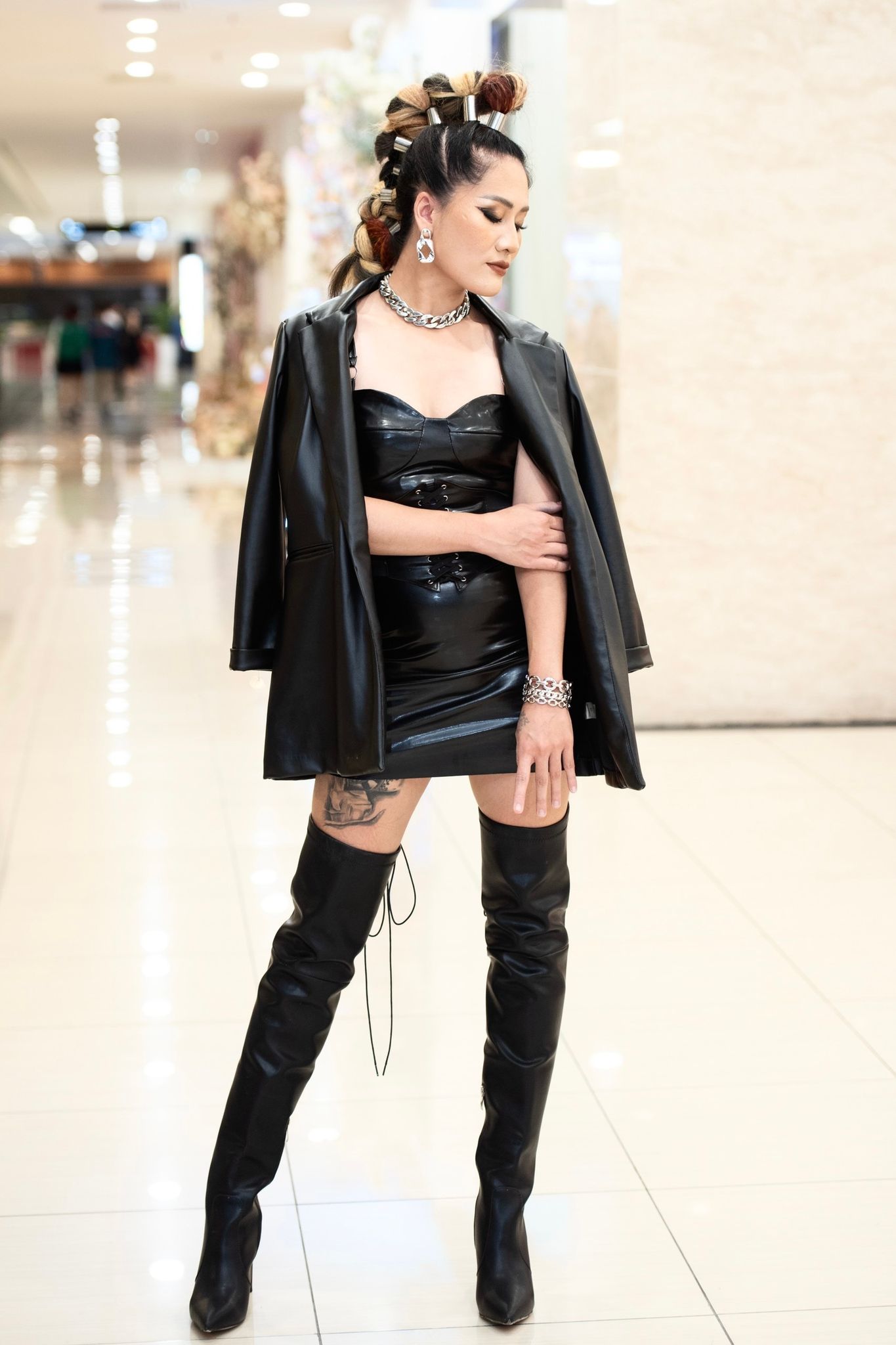 Điều ít biết đằng sau mái tóc “cực chiến” của Minh Cúc 